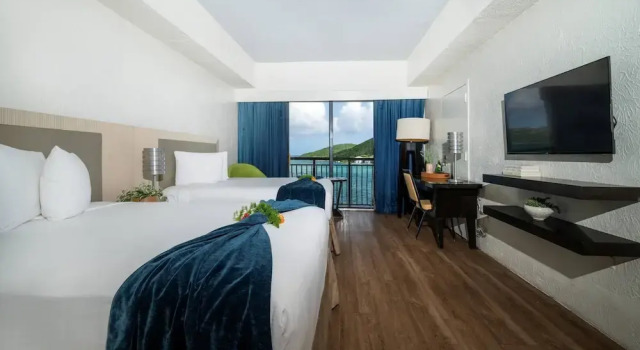 Четырёхместный номер Superior с балконом и с видом на океан Windward Passage Hotel