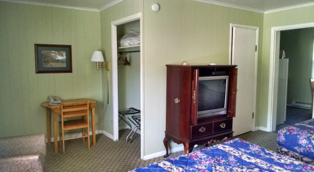 Четырёхместный номер Economy Roseloe Motel
