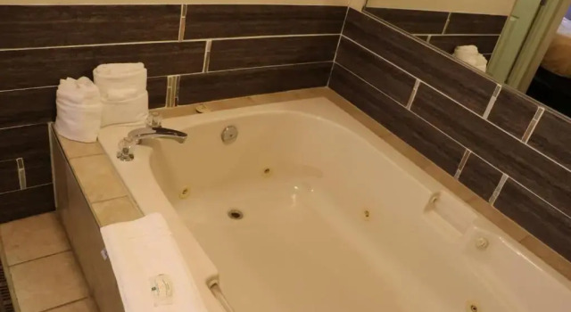 Люкс с видом на бассейн Quality Inn & Suites 1000 Islands