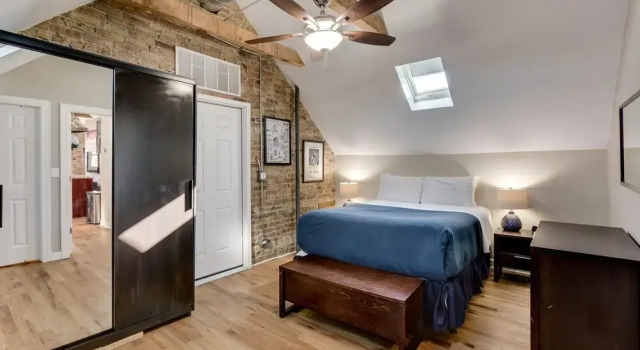 Bright & Lofty Bucktown 1BR by AllSet Turnover, Забронировать Отель Чикаго Большой Чикаго, рядом с Калифорния