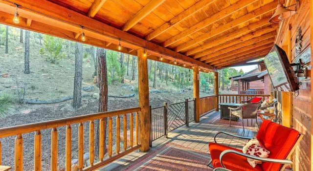 Коттедж c 1 комнатой с балконом Peaceful Pines Cabin ~ 3 Mi to Fool Hollow Lake!
