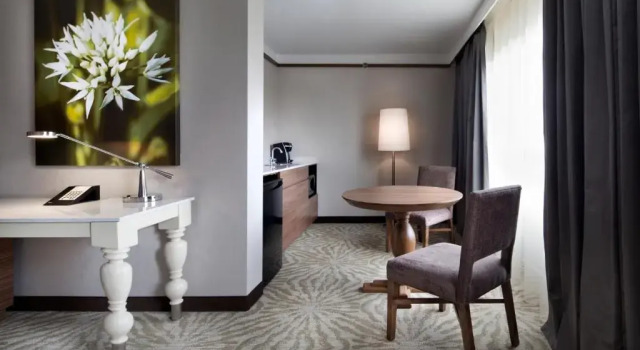 Полулюкс Hilton Garden Inn Montreal Airport