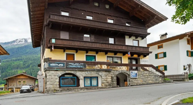 Majestic Home in Neukirchen am Großvenediger With Balcony, Rezerwuj Hotel Hotele w Salzburg z parkingiem, Parking
