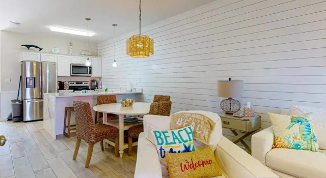 BC102 Beautifully Decorated Townhome, Heated Shared Pool, 1 Minute to Beach