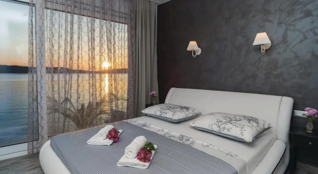 Luxurious Home In Trogir With Sauna, Забронировать Вилла Отели Трогир 3 звезды, рядом с Общественный Пляж Кузмич, 3*