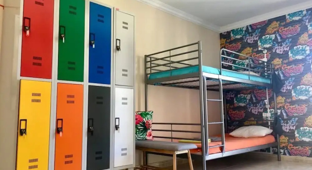 Кровать в общем номере с балконом My Guest House