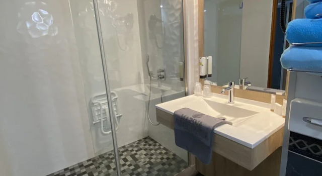 Двухместный номер Standard с балконом и с видом на горы Logis Hôtel & Spa Marina dAdelphia