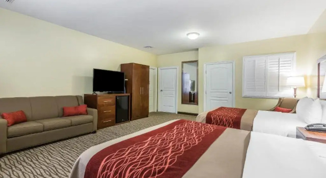 Люкс с красивым видом из окна Comfort Inn Pomona near Fairplex