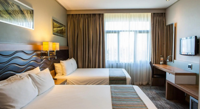 Garden Court Umhlanga, Забронировать Отель Отели Умхланга с бассейном, рядом с Granada Square Shopping Centre, Бассейн