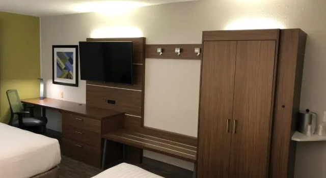 Четырёхместный номер Standard Holiday Inn Express Arlington by IHG