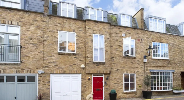 Quirky 2BR Mews House in Popular Earls Court, Забронировать Отель Отели Англии 3 звезды, 3*