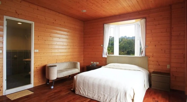 Двухместный номер Standard с балконом и с видом на горы CIngjing Farm Jenku Villa
