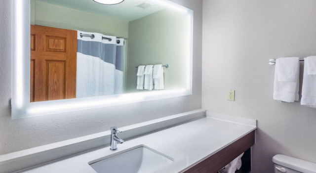 Четырёхместный номер Standard с балконом и с видом на реку Holiday Inn Express Hotel and Suites Jenks by IHG