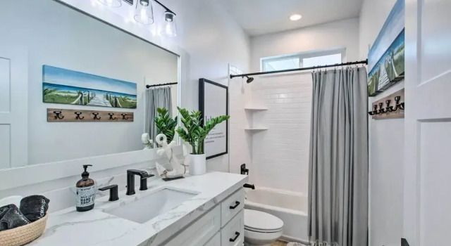 Коттедж Pool Access & Lake Views: Modern Garden City Home