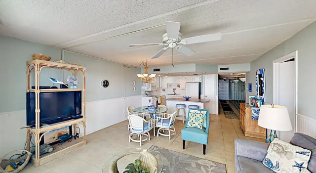 5570 Gulf Blvd Condo Unit 203 - 2 Br condo by RedAwning, Varaa Huoneisto Hotellit Padre Island uima-altaalla, Uima-allas