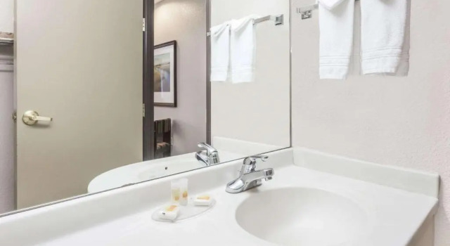 Двухместный номер Standard Days Inn by Wyndham near Kansas Speedway