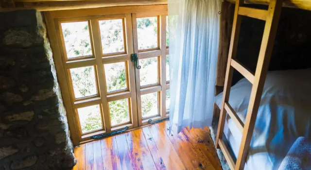 Кровать в общем номере Churup Mountain Lodge
