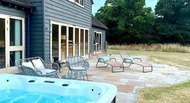 Коттедж Secluded Barn Style Home With hot tub - Sleeps 12