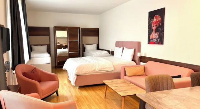 Четырёхместный номер Comfort с видом на внутренний двор Akomo Bern