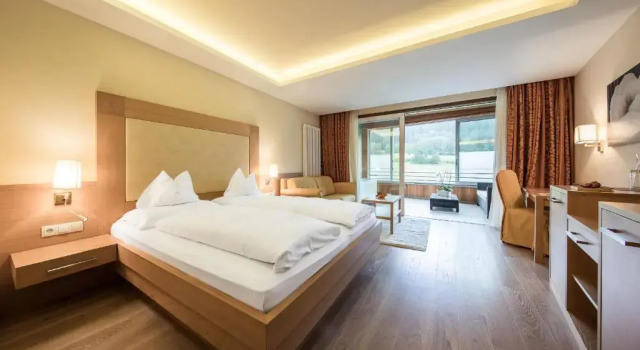 Полулюкс Deluxe Hotel Petrus