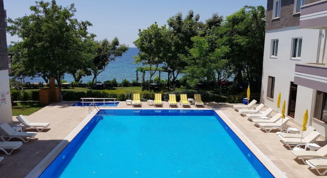 Трёхместный номер Standard с балконом и с видом на бассейн Troas Beach Hotel