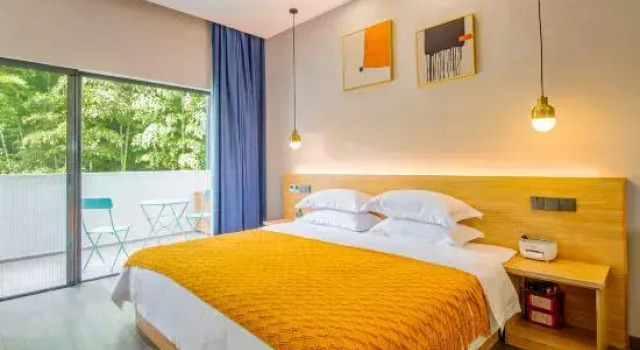 Кровать в общем номере с 6 комнатами Bamboo Chisun Moganshan Villa Designer Meisu