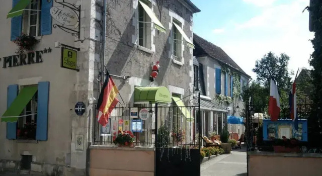 Logis Hostellerie Saint Pierre, Rezervovat Hotel Cravant Yonne's wine road