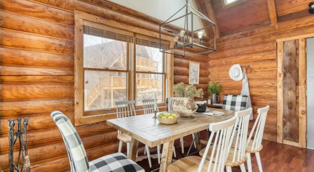 Pine Needle by AvantStay Log Cabin w Gorgeous Views Hot Tub Patio Pool Table