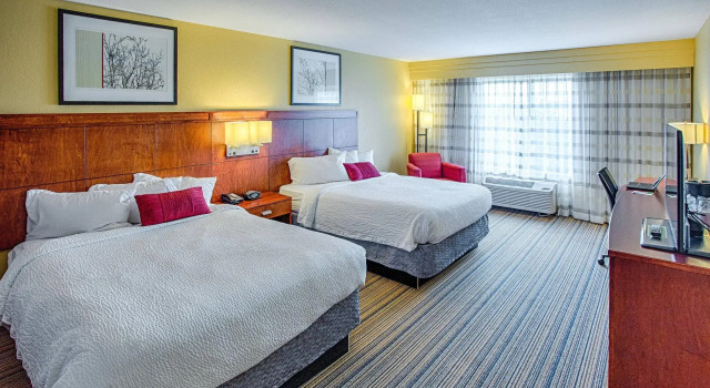 Четырёхместный номер Standard Courtyard by Marriott Fargo Moorhead, MN