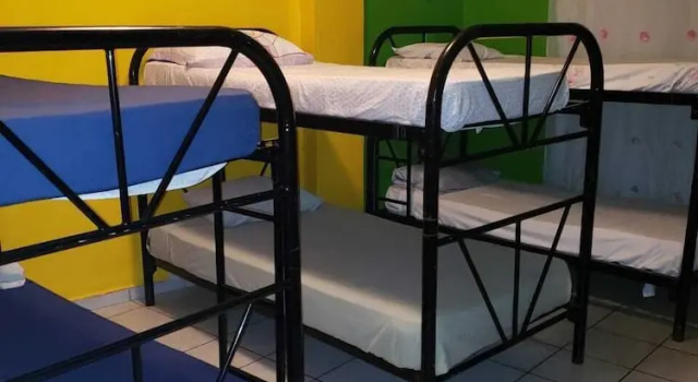 Кровать в общем номере Hostal Guacamayos