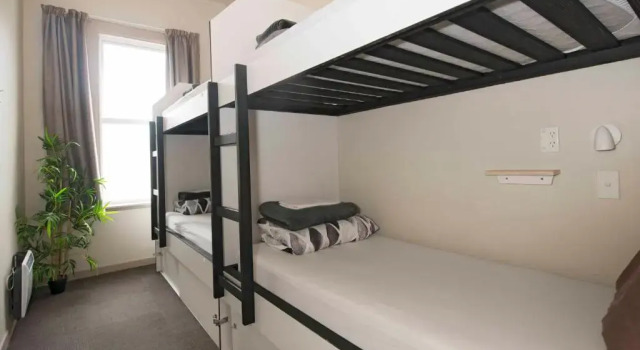 Кровать в общем номере Bridge Backpackers