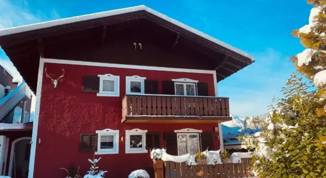 Шале Chalet Austria, famous ski areas around us, 15 min to salzburg city, direct mountain view, up to 10 people