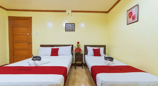 Семейный номер Standard RedDoorz near Golden Sarok Shrine