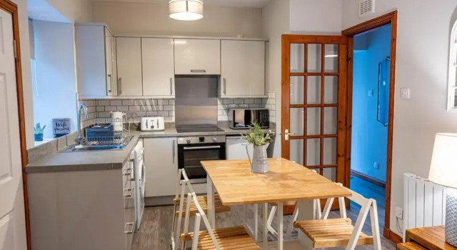 Апартаменты Cozy Newly Renovated Town Centre Apartment