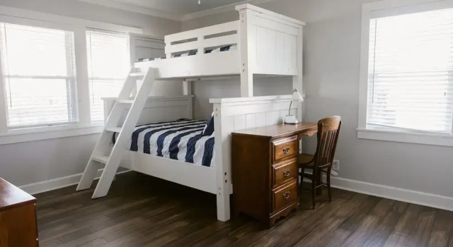 Коттедж Holden Pattern 4 Bedroom Home by RedAwning