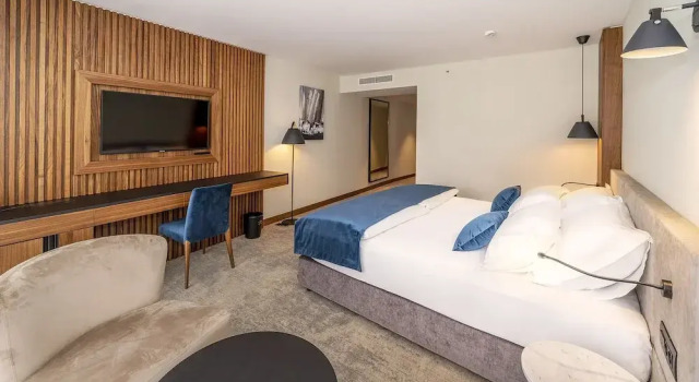 Четырёхместный семейный номер Standard с балконом и с красивым видом из окна Luxury Hotel Riva