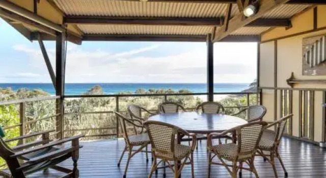 Claytons on Cylinder Beach Front