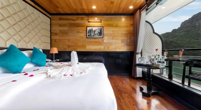 Номер Standard La Casta Cruise Luxury Ha Long Bay Experience Private Cabin with Ocean View Balcony and Bathtub