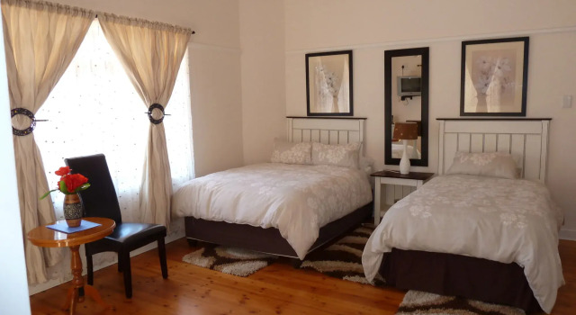 Rose Petals Guest House, Забронировать Гостевой дом Ист-Лондон провинция Восточный Кейп, рядом с Торговый центр Hemingways Mall