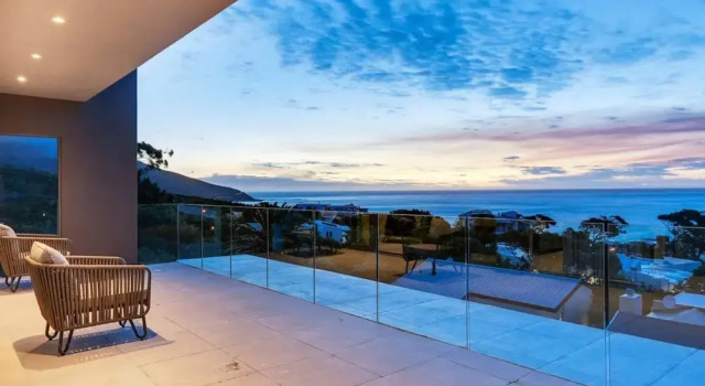 Вилла Large 9 Bedroom Villa in Camps Bay w Pool Apostles Views
