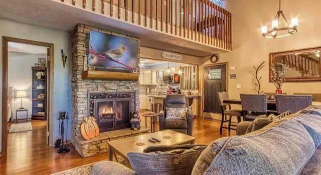 Коттедж Cozy Cabin w/ Mountain Views Near SkyLift Park