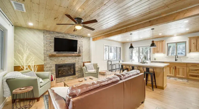 Коттедж Deck & Fire Pit: Modern Munds Park Retreat!