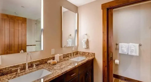 Коттедж с балконом Spacious 4 Bedroom Vacation Rental in Convenient Location with Scenic Views, Pool, Hot Tub