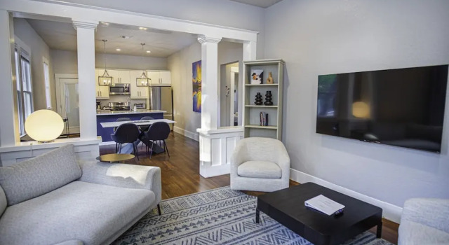 Chic Downtown Farmhouse With Garden and BBQ Grill, Rezerwuj Dom wakacyjny Domki letniskowe w Bexar County, Domek
