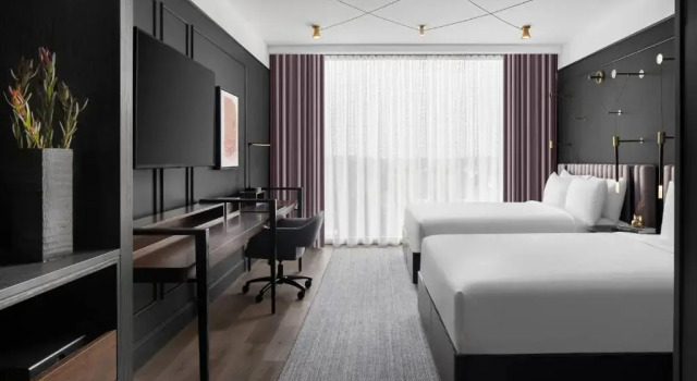 Четырёхместный номер Standard Renaissance Milwaukee West Hotel