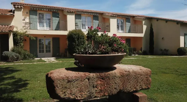 Logis Hotel des Granges, Забронировать Отель Отели Арля с парковкой, Парковка