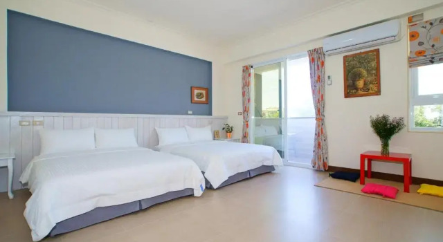 Четырёхместный номер Standard с балконом Walk in the Wind Homestay