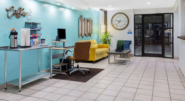 Days Inn by Wyndham Raleigh Glenwood-Crabtree, Забронировать Мини-отель Роли Raleigh-Durham Metropolitan Area