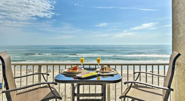 Апартаменты с балконом Oceanfront, Fourth-floor Condo on Daytona Beach!