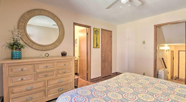 Quaint Angel Fire Townhome: 1/2 Mi to Ski Slopes!, Забронировать Апартаменты/квартира Отели Анджел Файер с парковкой, рядом с Angel Fire Bike Park, Парковка